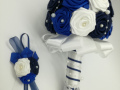 Mcs46.sz Menyasszonyi csokor Szatén rózsából, kék-fehér színű, 15 cm átmérőjű Ára 9000 Ft