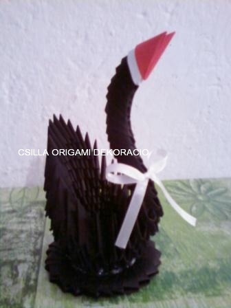 H8.Fekete origami hattyú vendégajándéknak